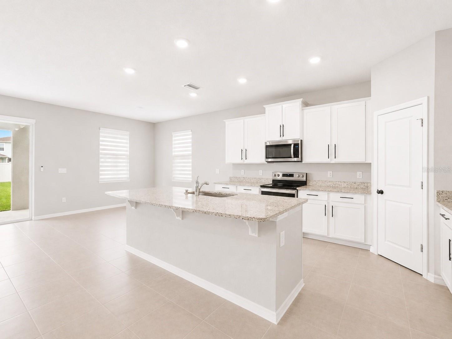 8469 Hardy Bay Loop Property Photo 5