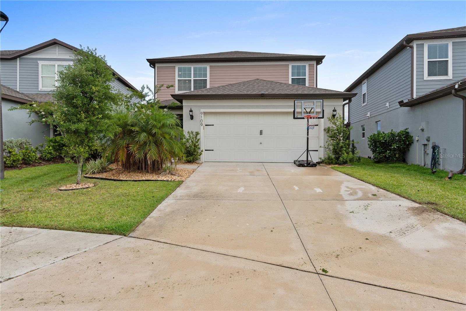 9109 Royal River Cir Property Photo 5