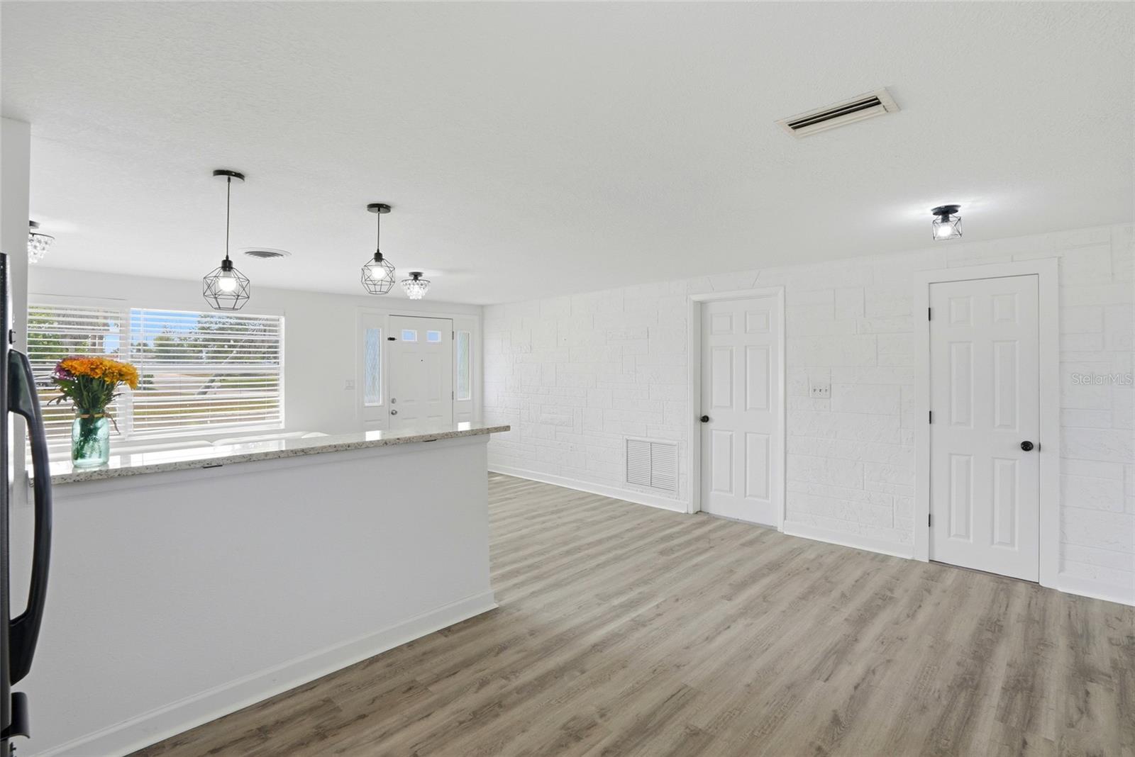 10737 Fillmore Ave Property Photo 7