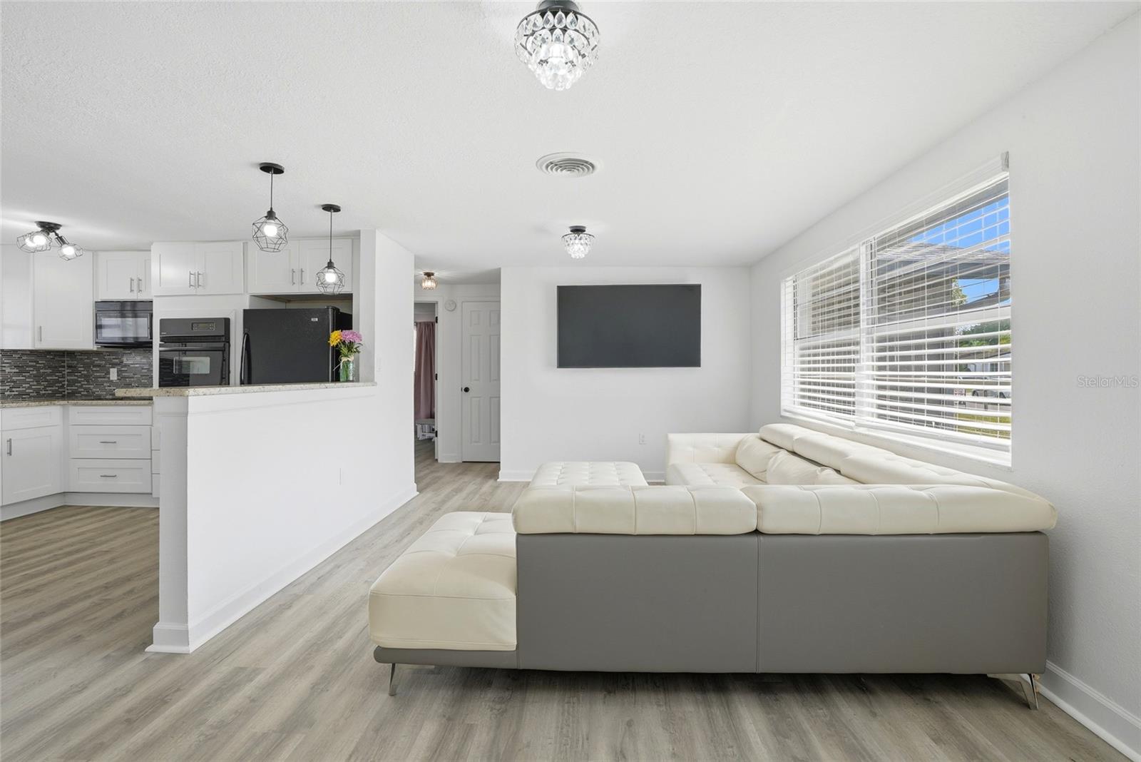 10737 Fillmore Ave Property Photo 8