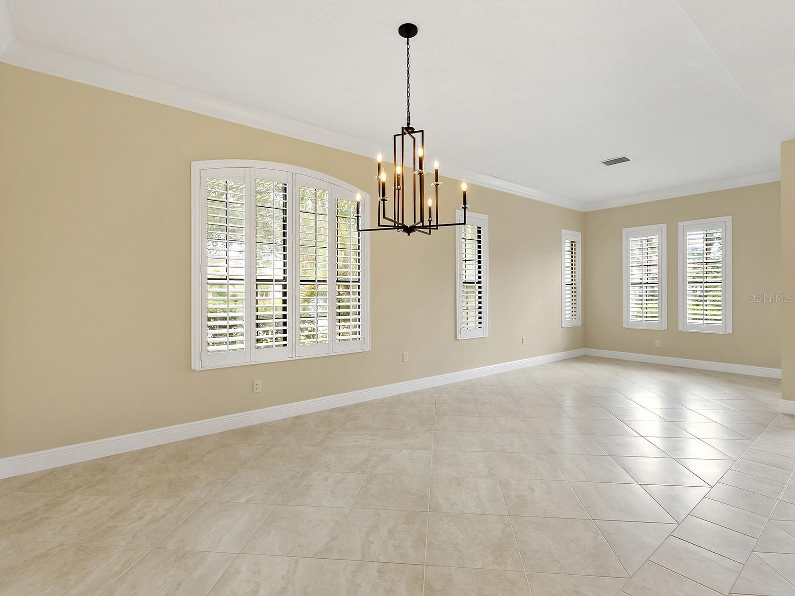 7210 Lake Forest Gln Property Photo 8
