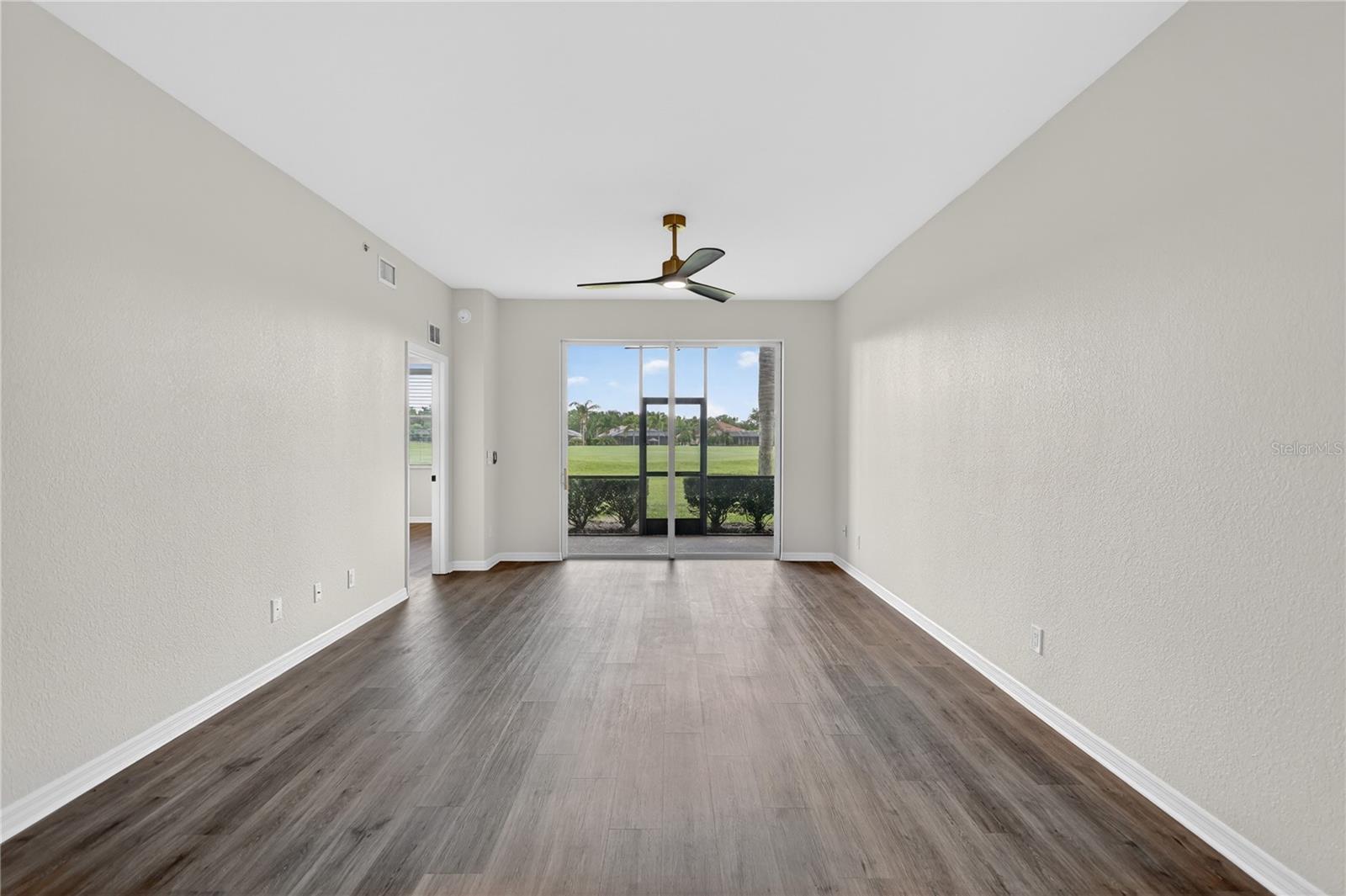 915 Fairwaycove Ln #101 Property Photo 11