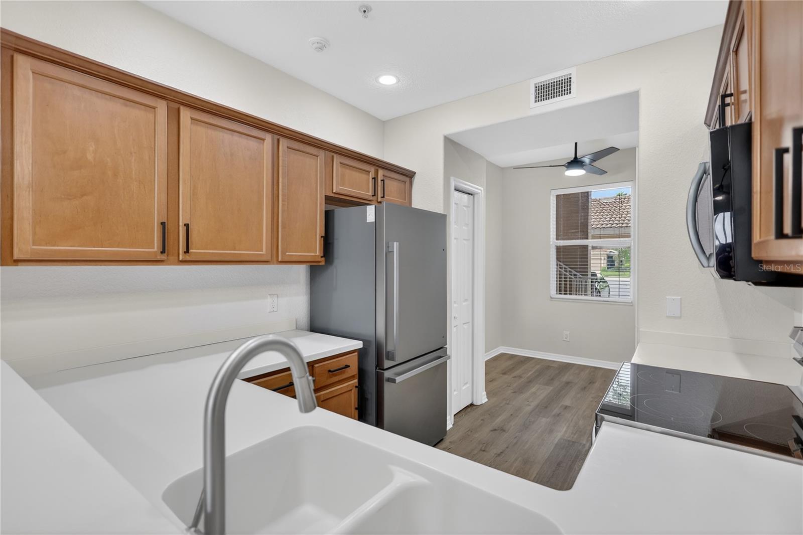 915 Fairwaycove Ln #101 Property Photo 18