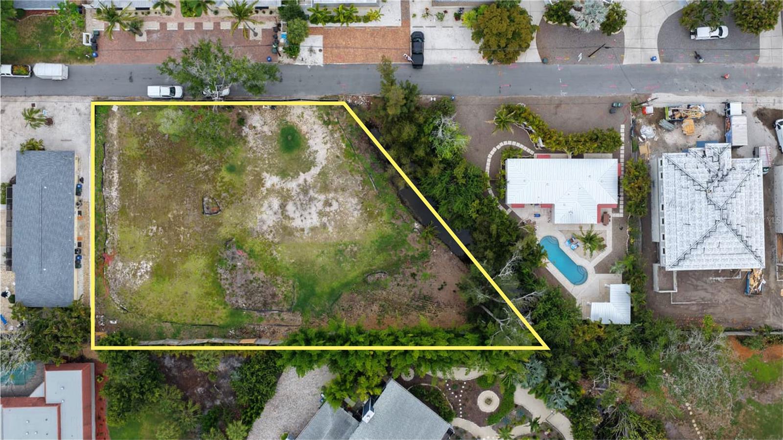 1122 Crescent St Property Photo 2