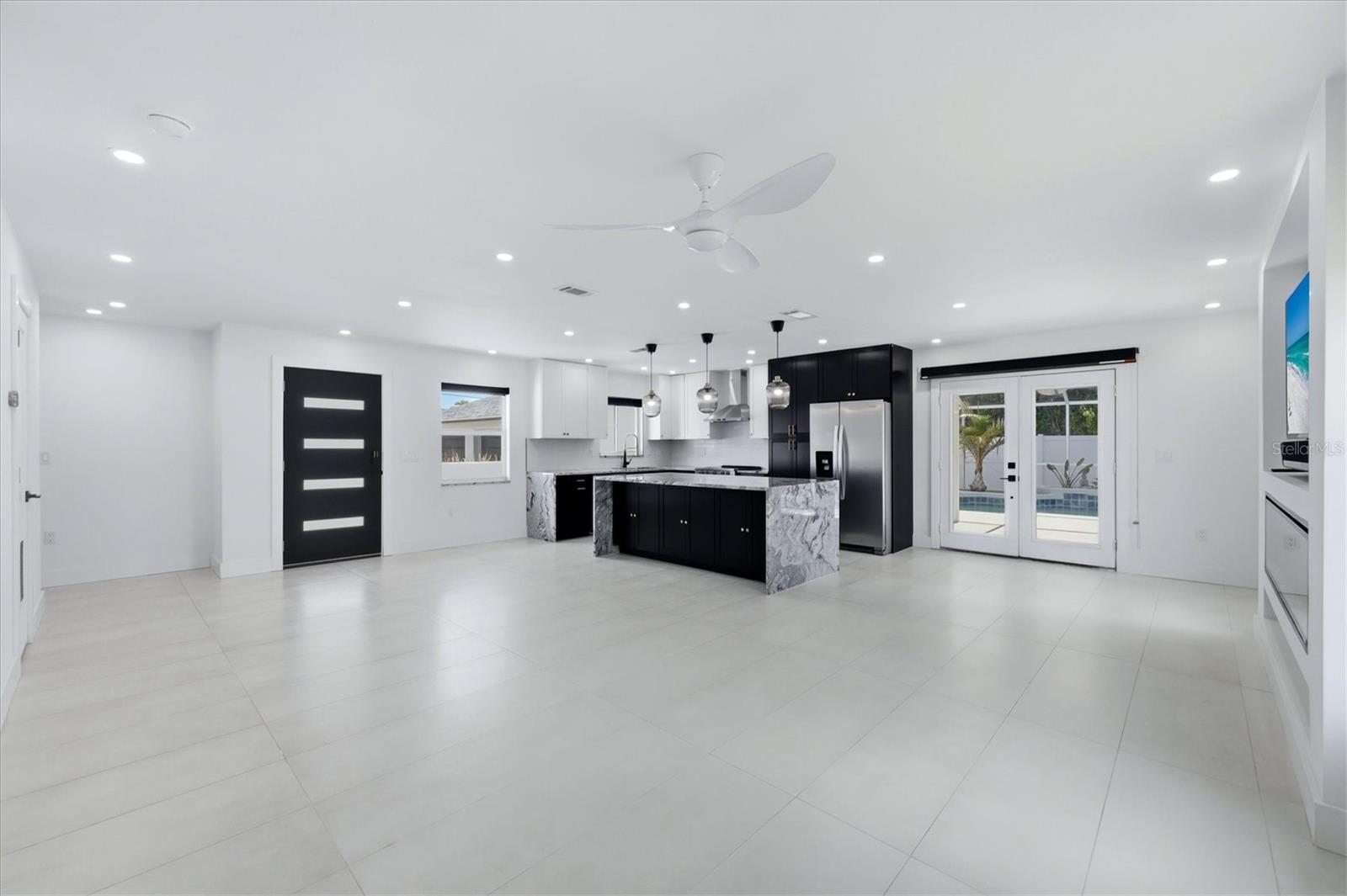 201 Honore Ave Property Photo 4