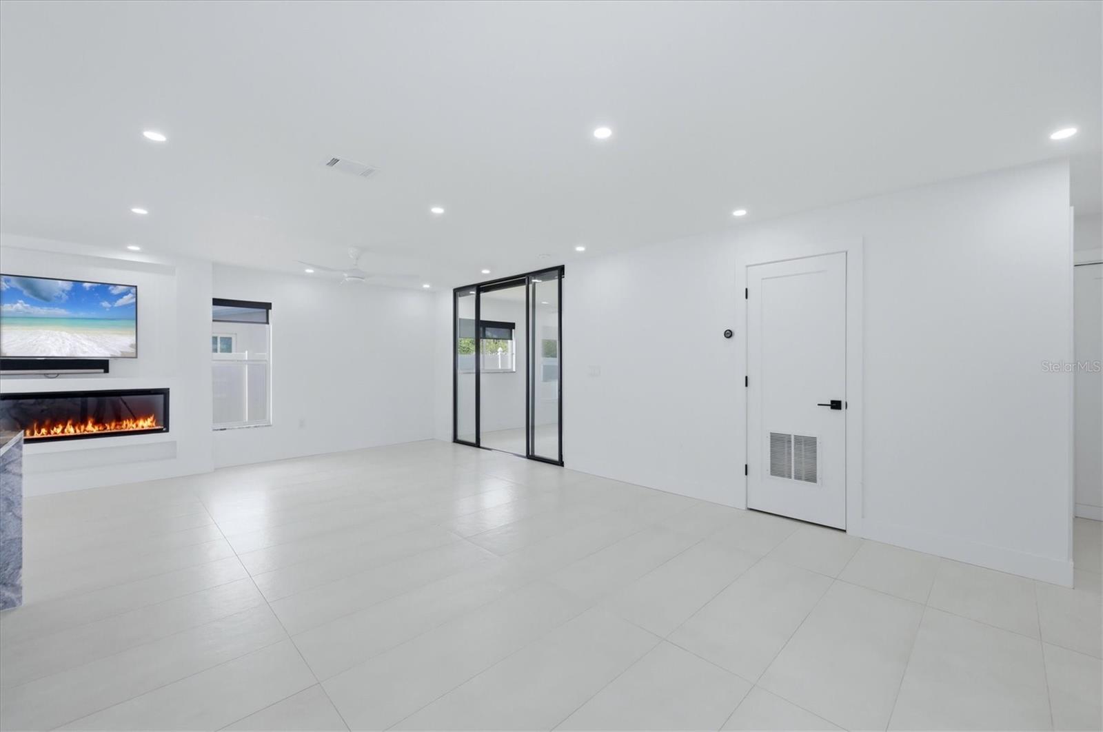 201 Honore Ave Property Photo 6