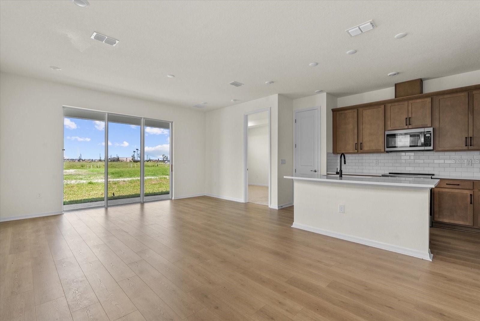 7562 Sea Oak Ct Property Photo 6
