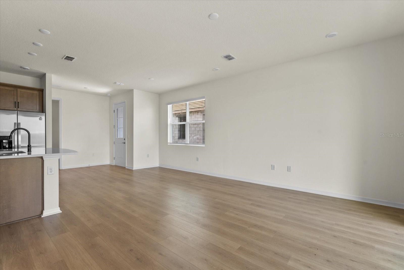 7562 Sea Oak Ct Property Photo 8