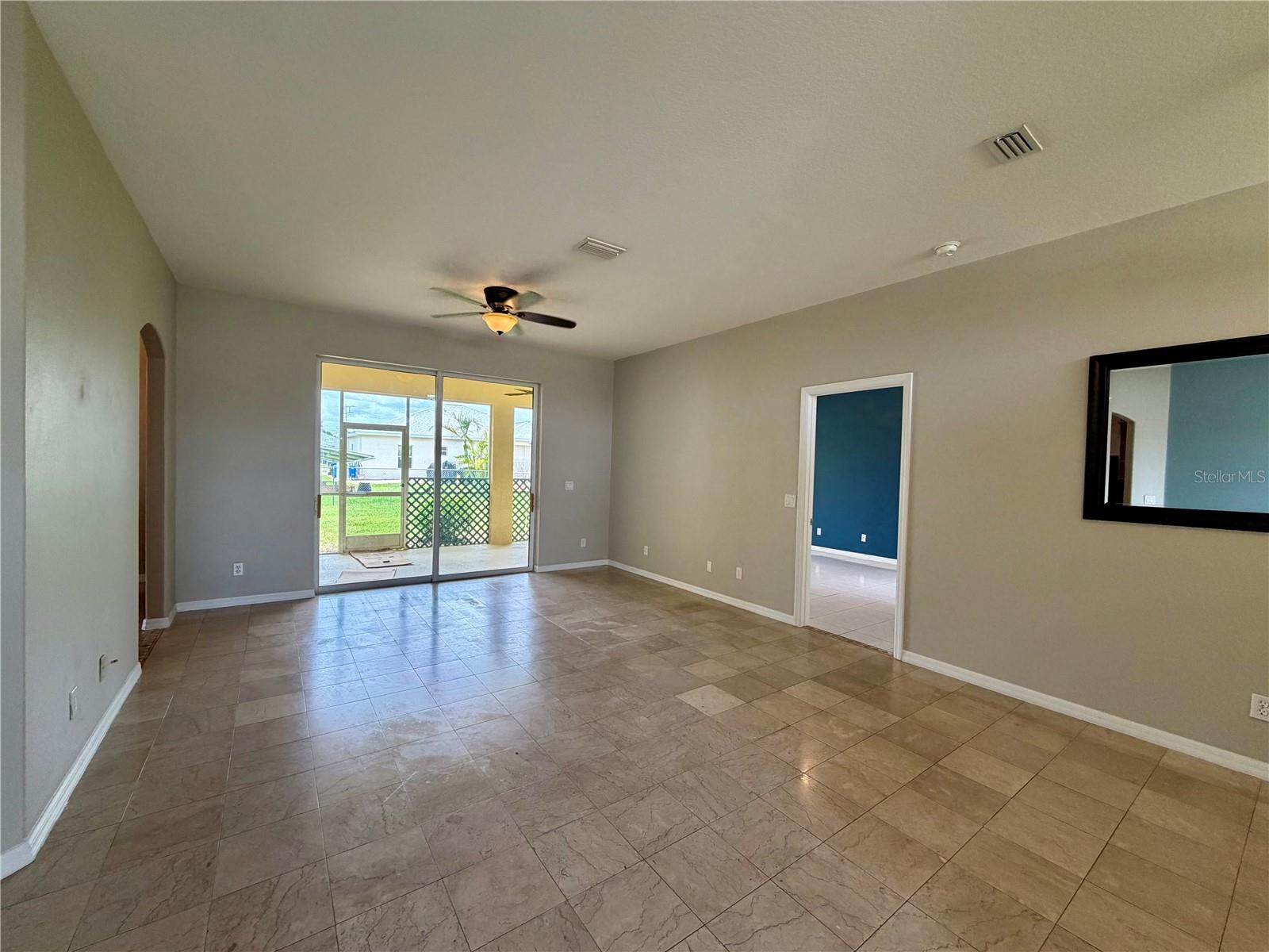 1204 S San Mateo Dr Property Photo 5