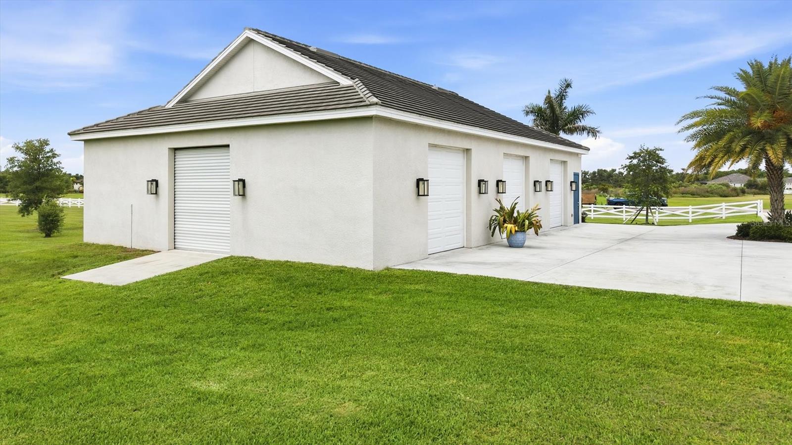 3467 Compound Ct Property Photo 6
