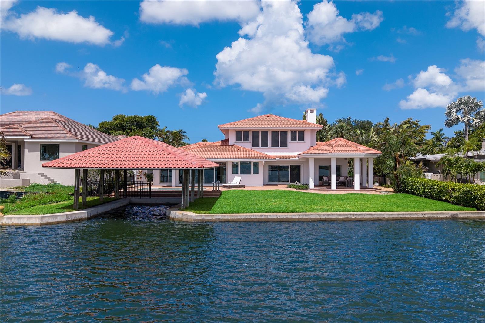 330 W Bay Dr Property Photo