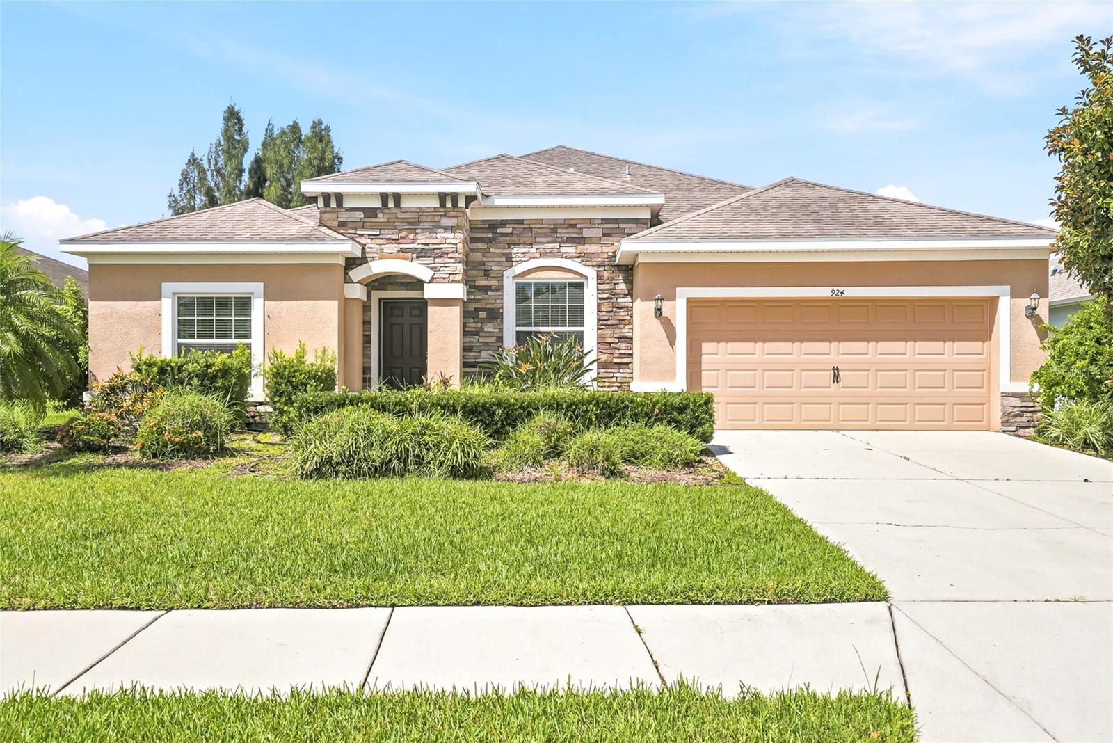 924 Buttercup Gln Property Photo 1
