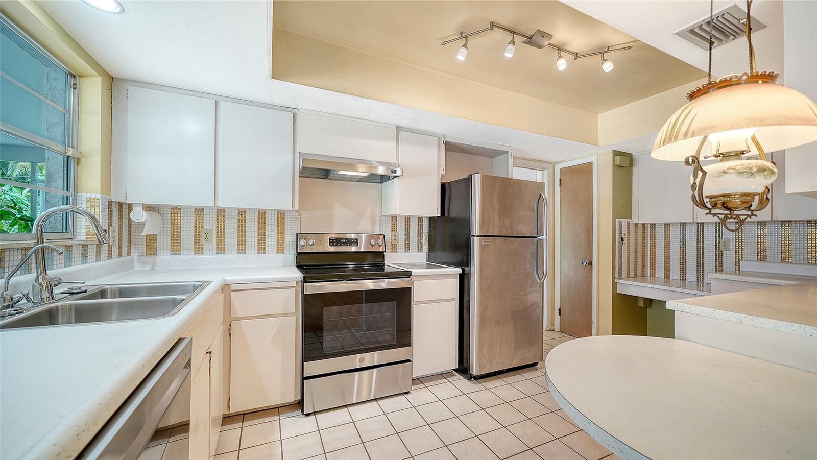 621 Alhambra Rd Property Photo 16