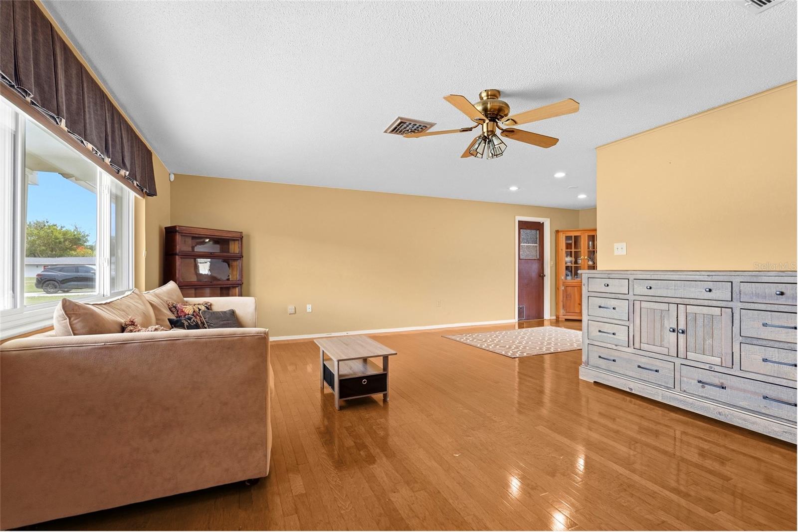 1006 De Leo Dr Property Photo 4
