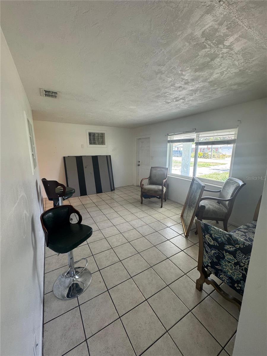 820 Pineland Ave Property Photo 3