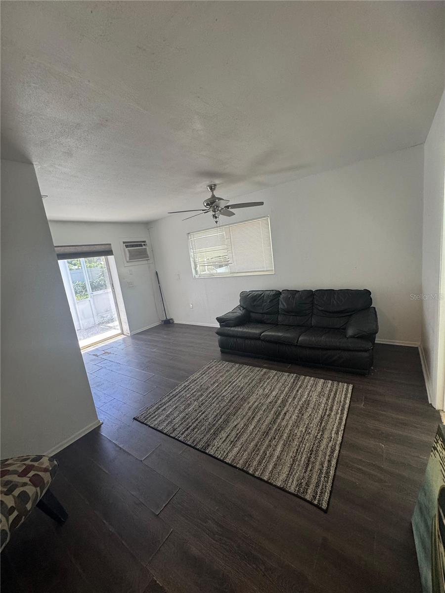 820 Pineland Ave Property Photo 6