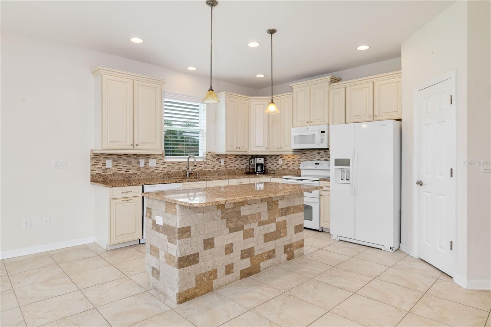 7726 111th Ter E Property Photo 9