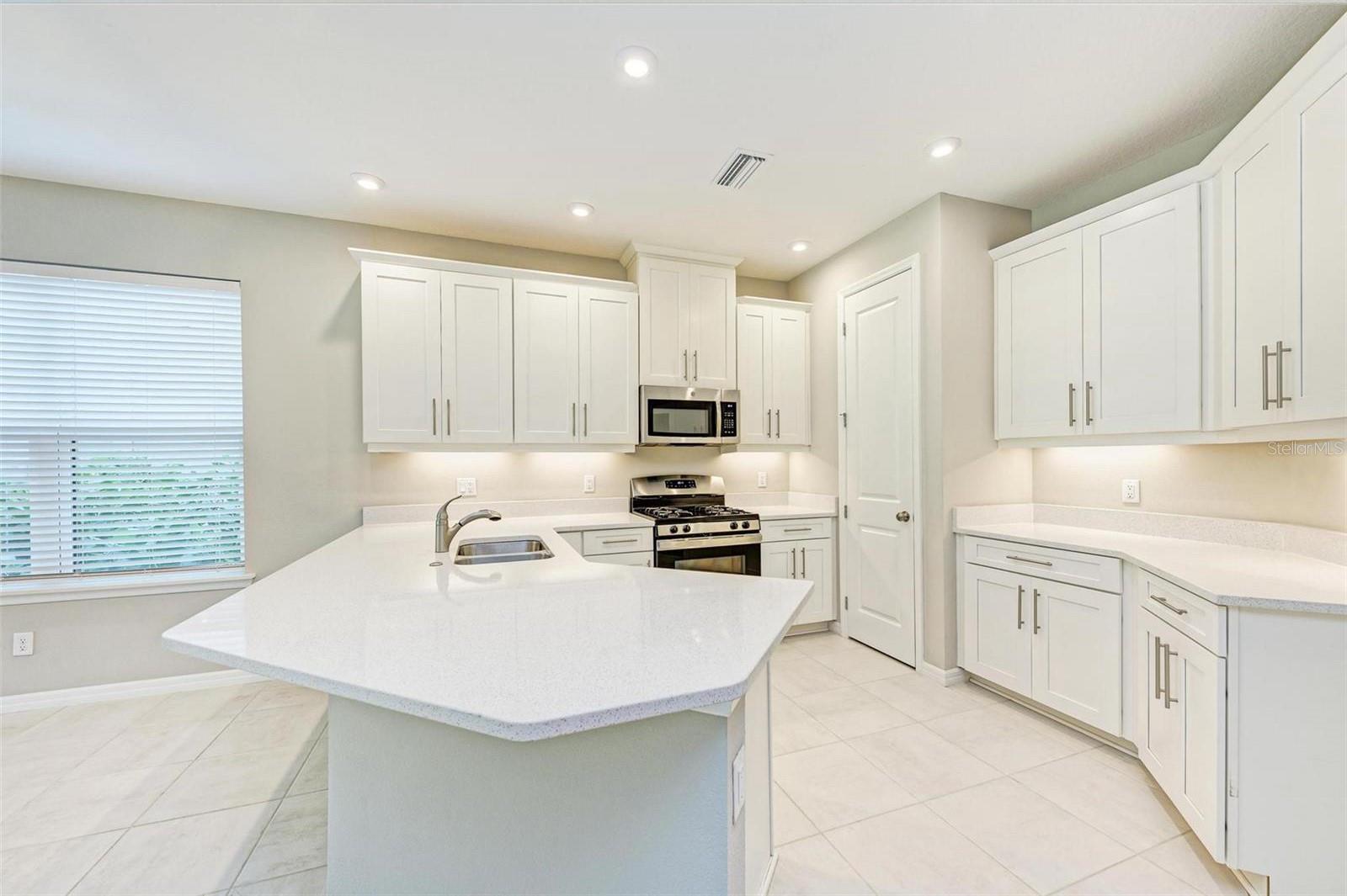 5564 Summit Gln Property Photo 6