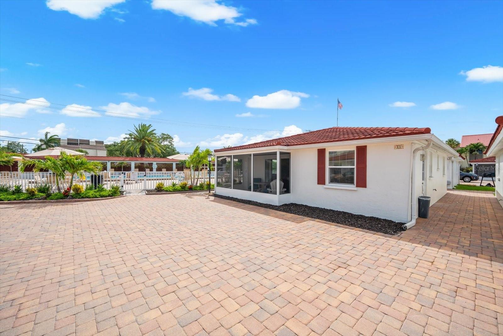 6154 MIDNIGHT PASS RD #B1 Property Photo 1