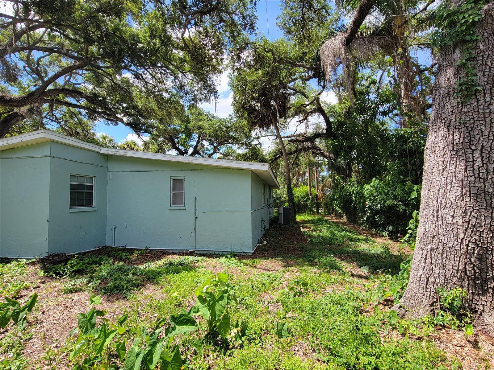 1375 Myrtle St Property Photo 5
