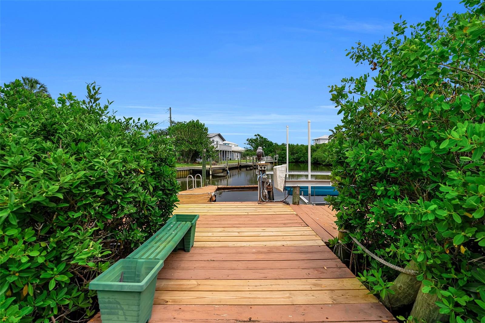 332 Shore Dr Property Photo 2