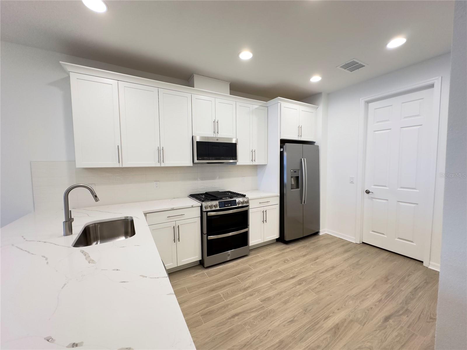 17929 Cherished Loop Property Photo 5