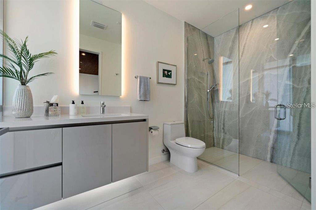 111 Golden Gate Pt #802ph Property Photo 25