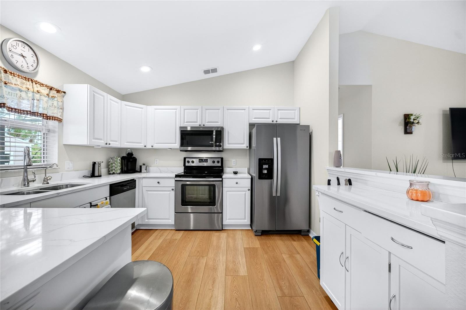 12176 Appleberg Cir Property Photo 4