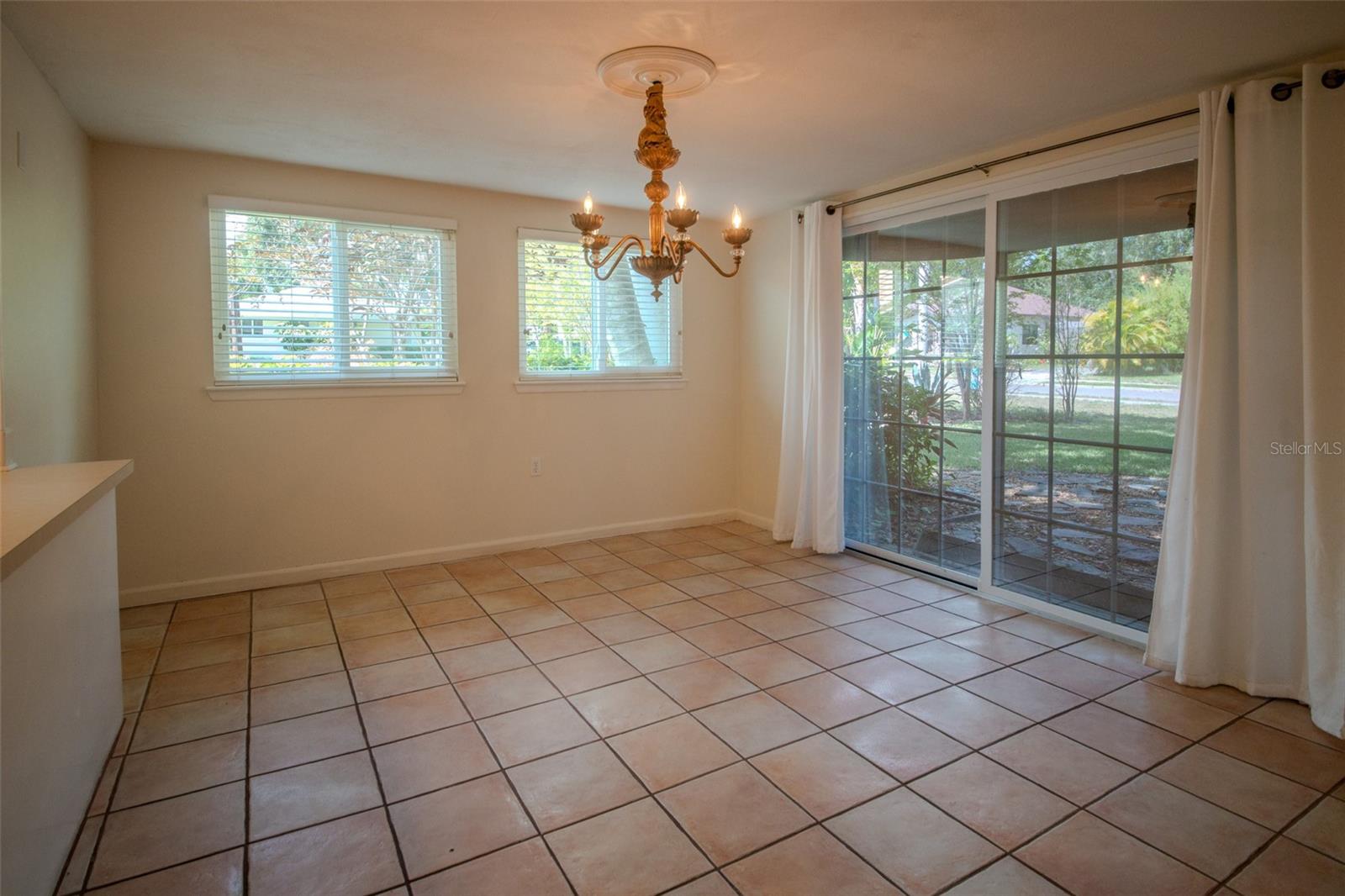 219 24 St W Property Photo 21
