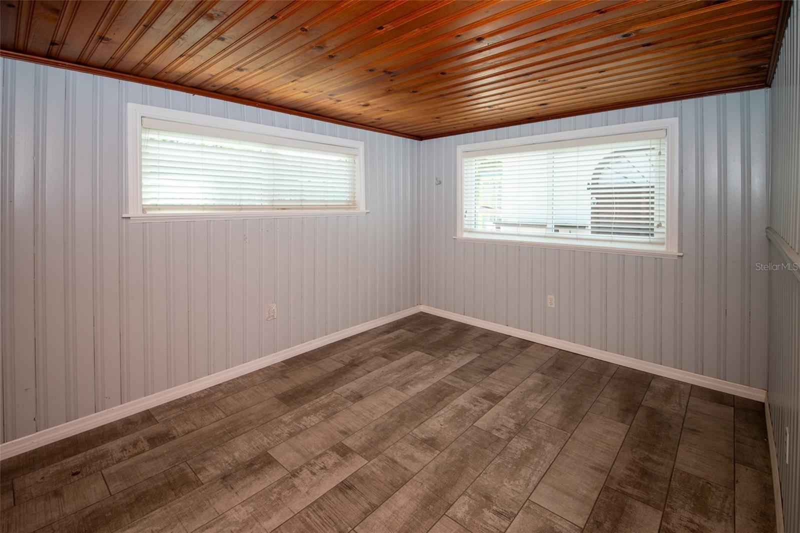 219 24 St W Property Photo 22