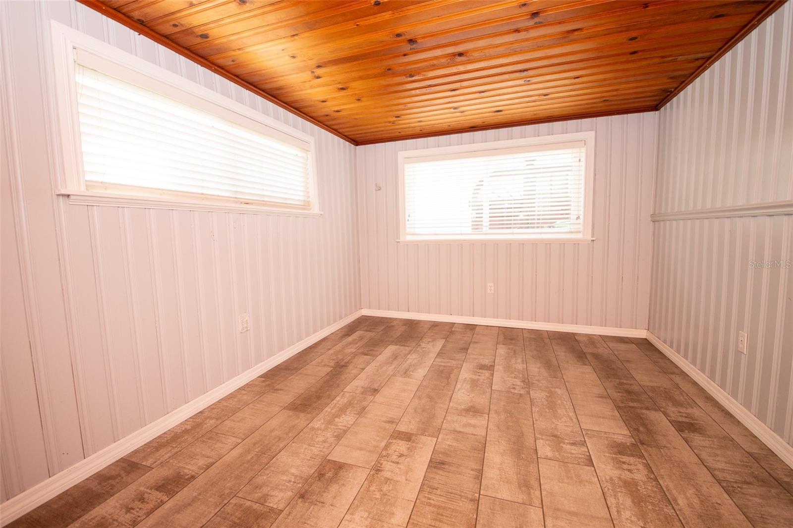 219 24 St W Property Photo 24