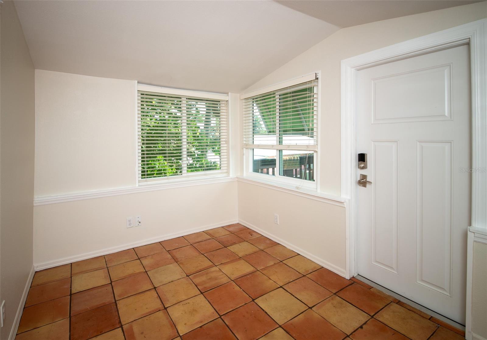 219 24 St W Property Photo 31