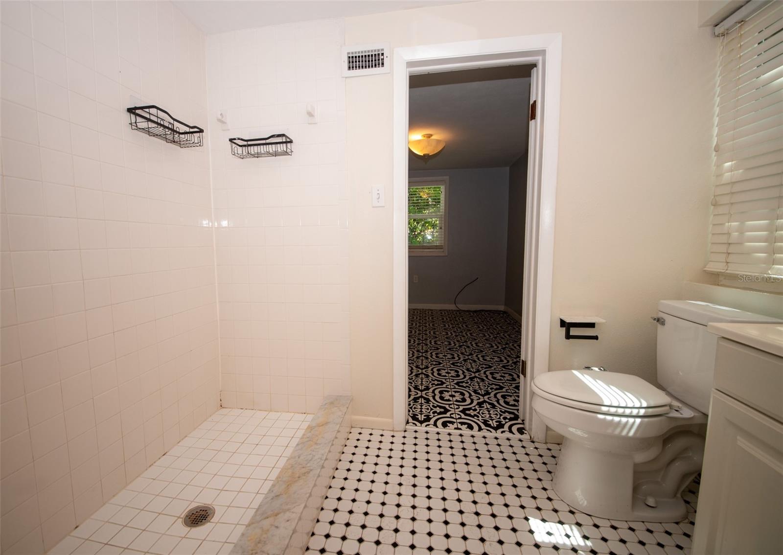 219 24 St W Property Photo 38