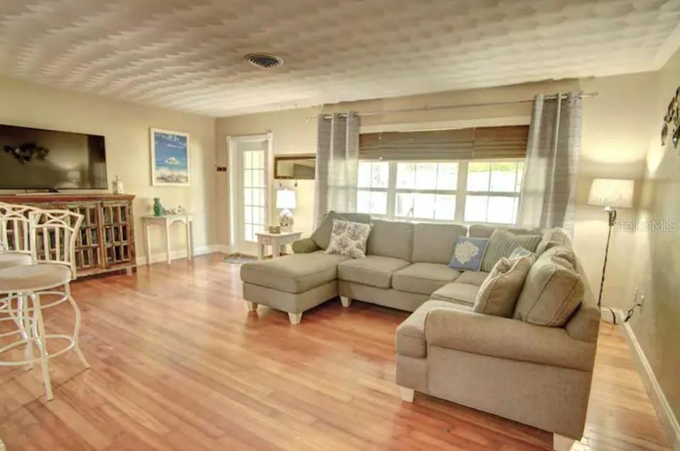 7609 Senrab Dr Property Photo 4