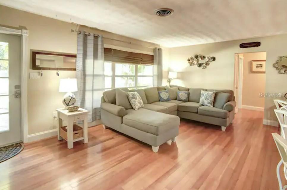 7609 Senrab Dr Property Photo 5