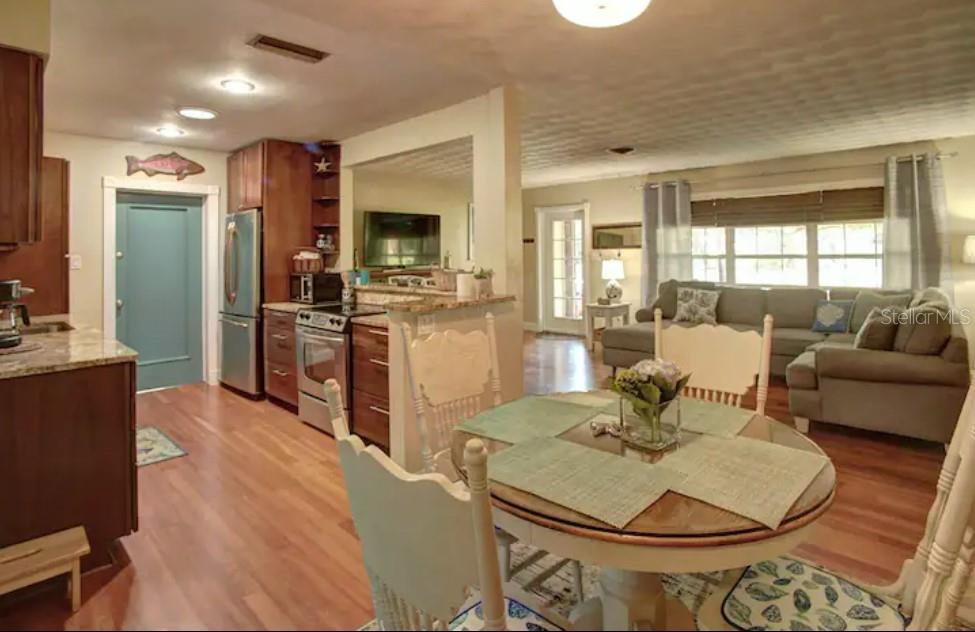 7609 Senrab Dr Property Photo 7