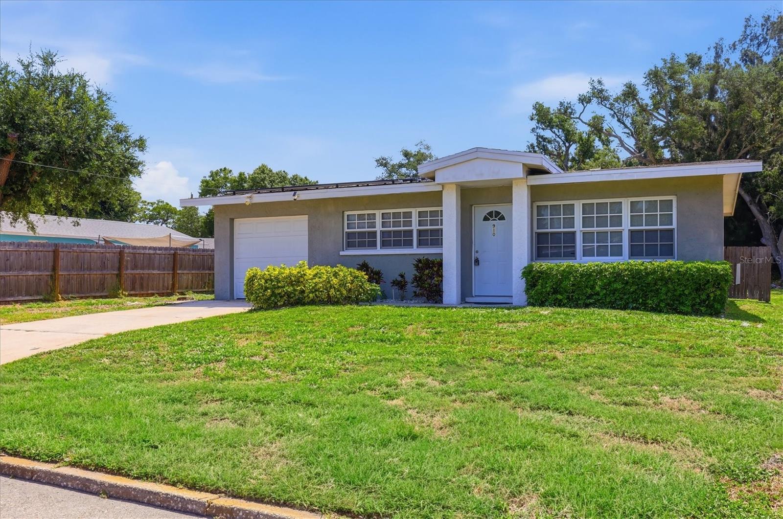 910 16TH AVE W