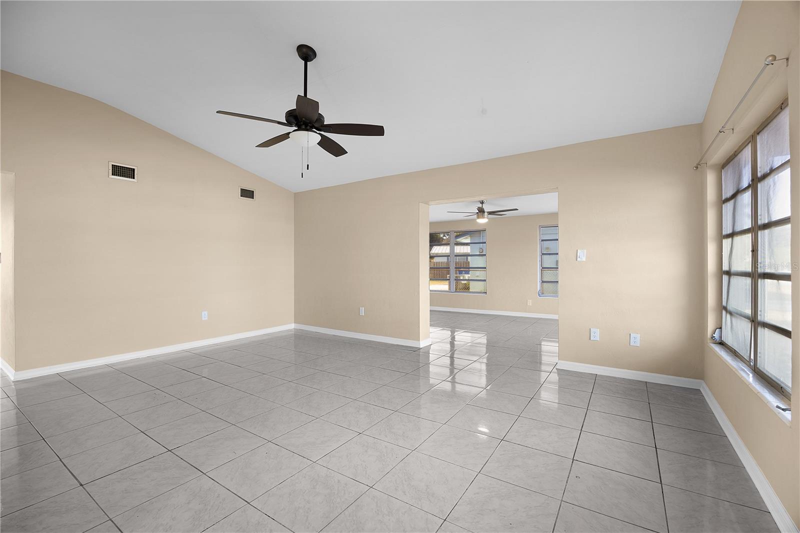 275 Lakeview Dr Property Photo 3