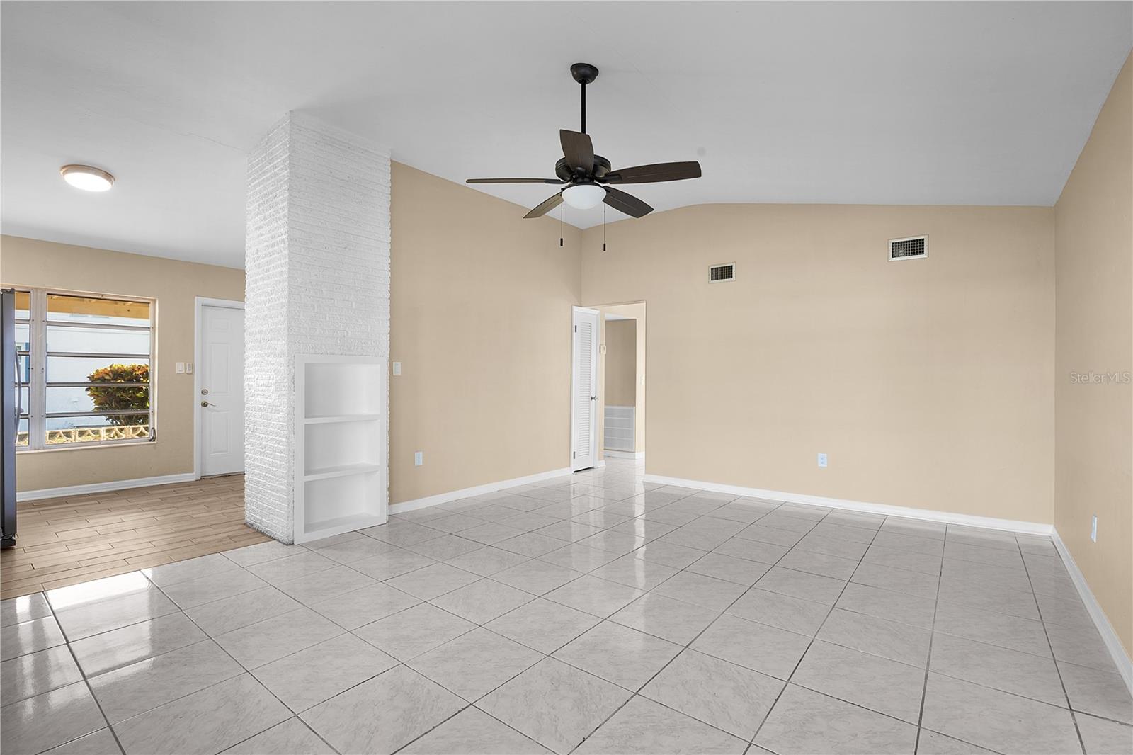 275 Lakeview Dr Property Photo 4