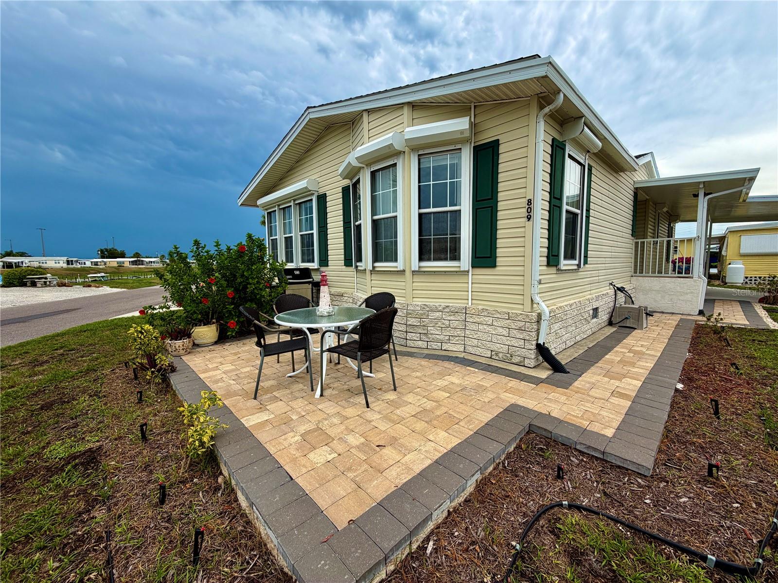 809 S WATERWAY Property Photo 1