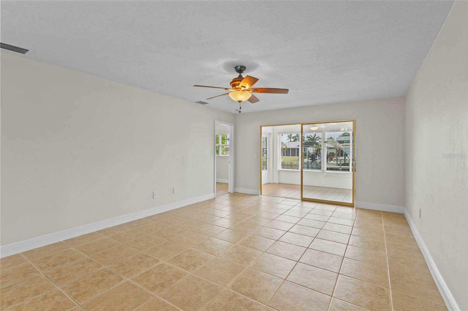 9821 Hernando Ct Property Photo 8