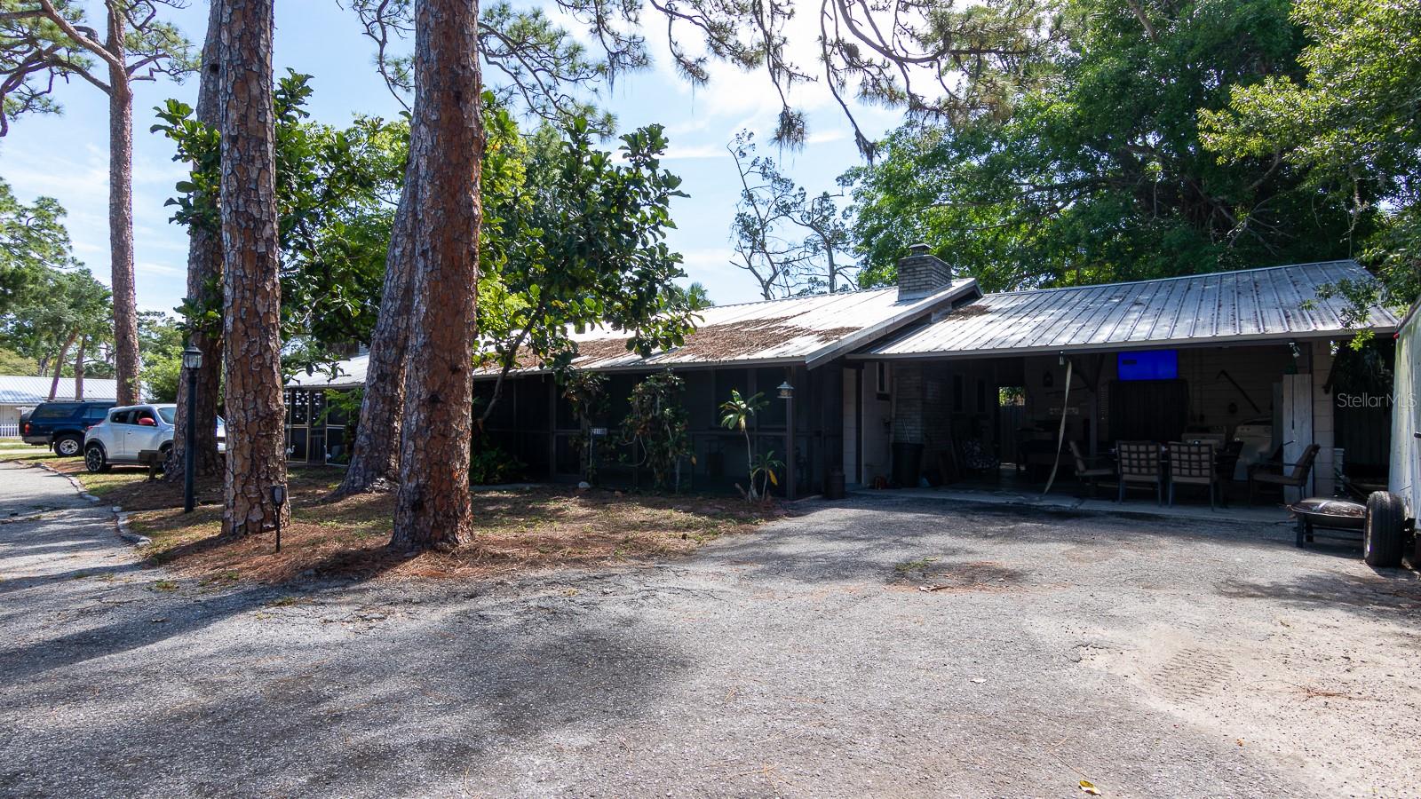2110 Palm Ter Property Photo 1