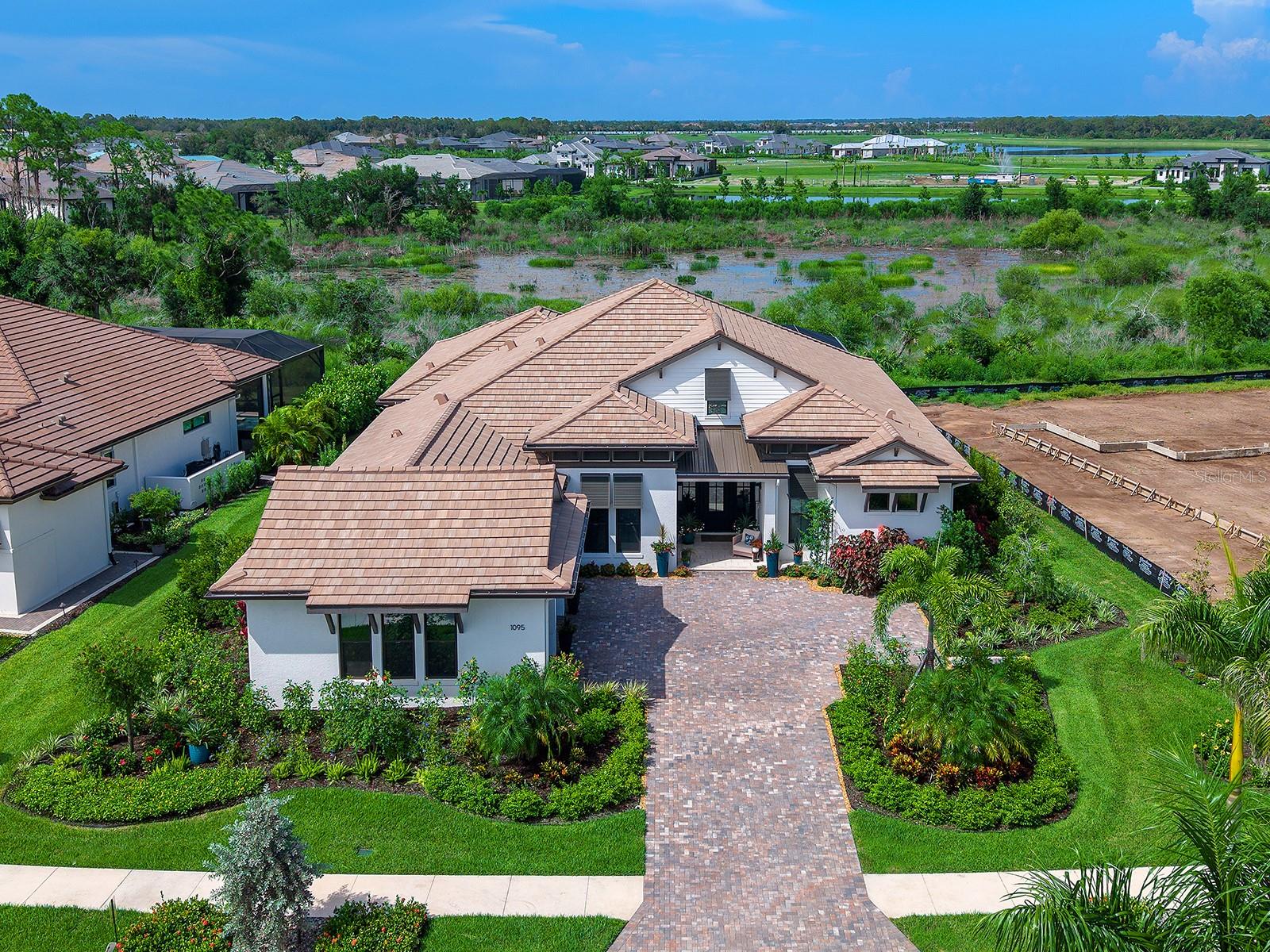1095 Blue Shell Loop Property Photo 8