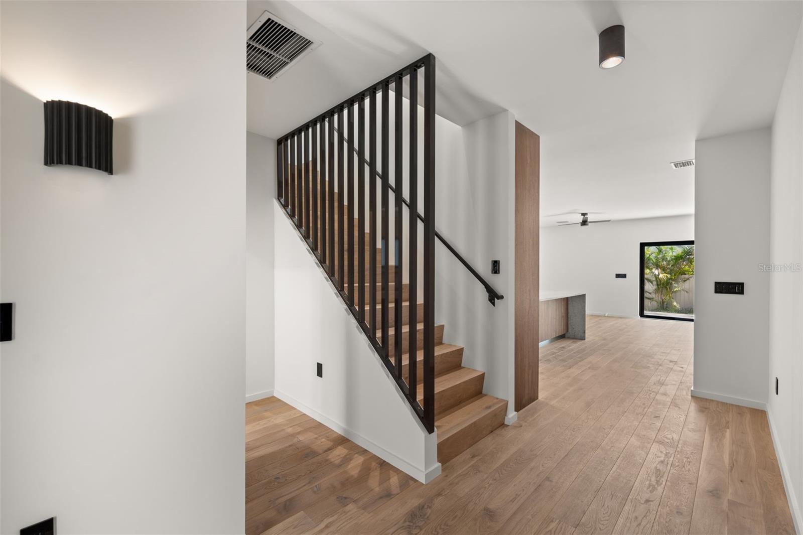 1681 Oak St Property Photo 11