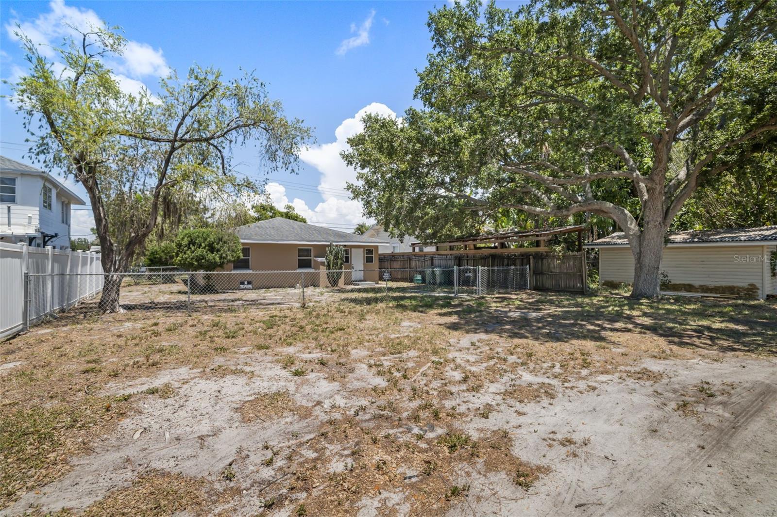 808 26th St W Property Photo 6