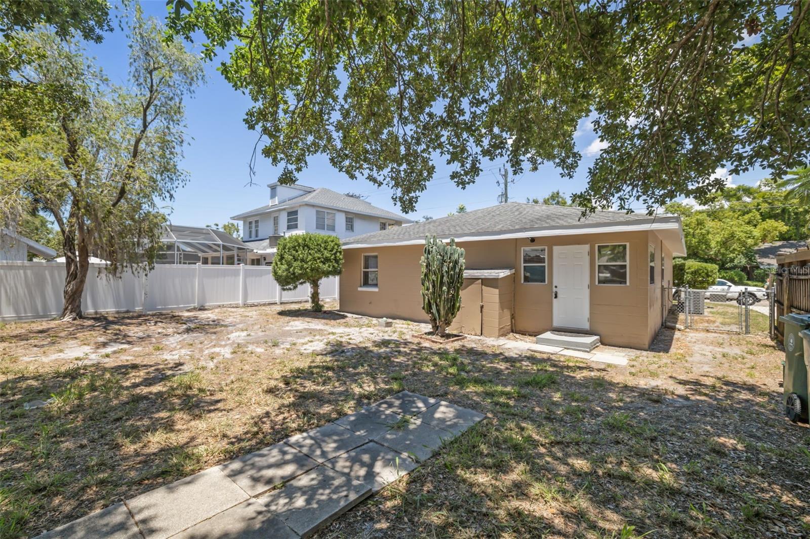 808 26th St W Property Photo 7