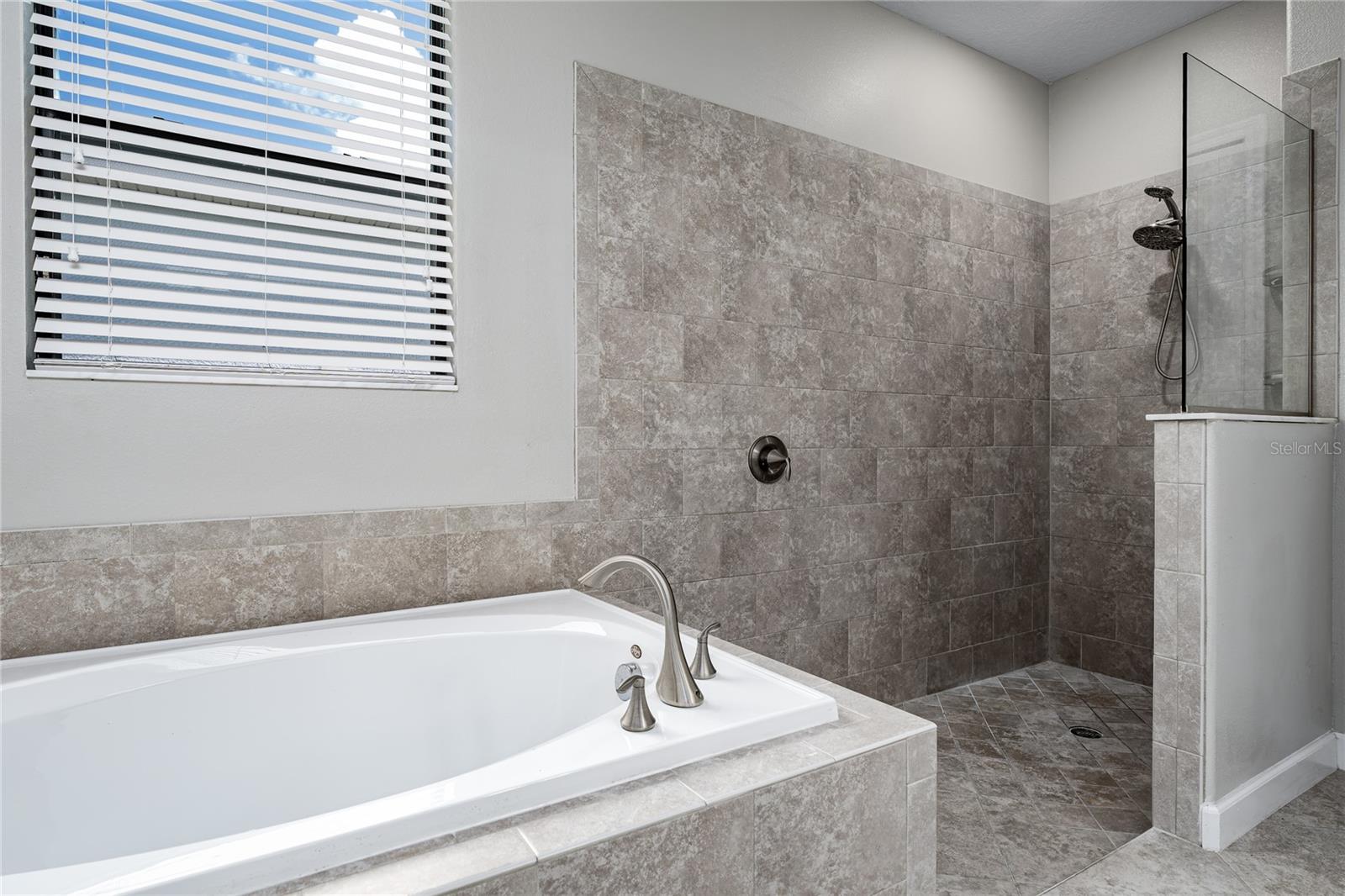 10009 Celtic Ash Dr Property Photo 21
