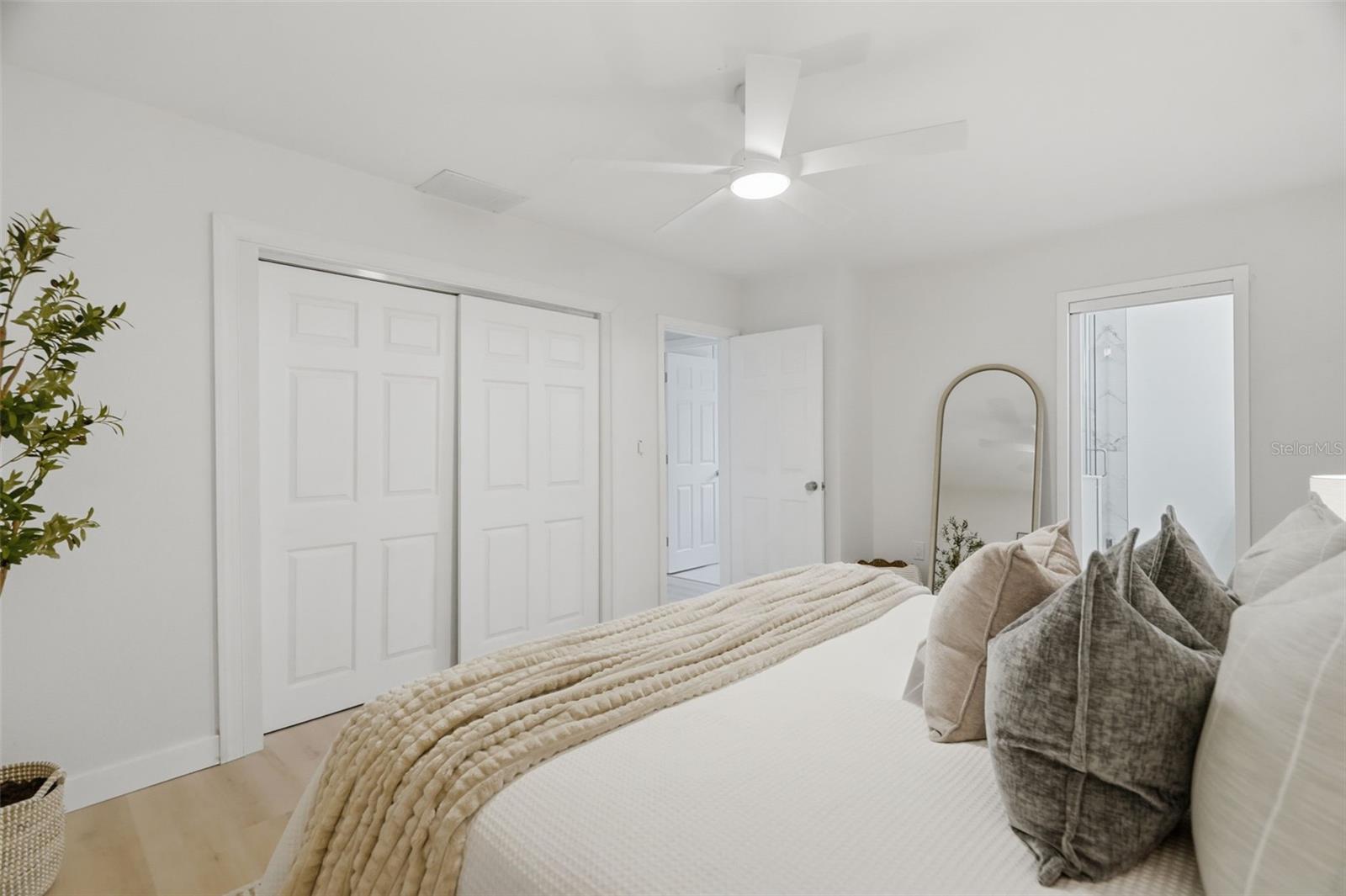 1360 Irving Ave Property Photo 14