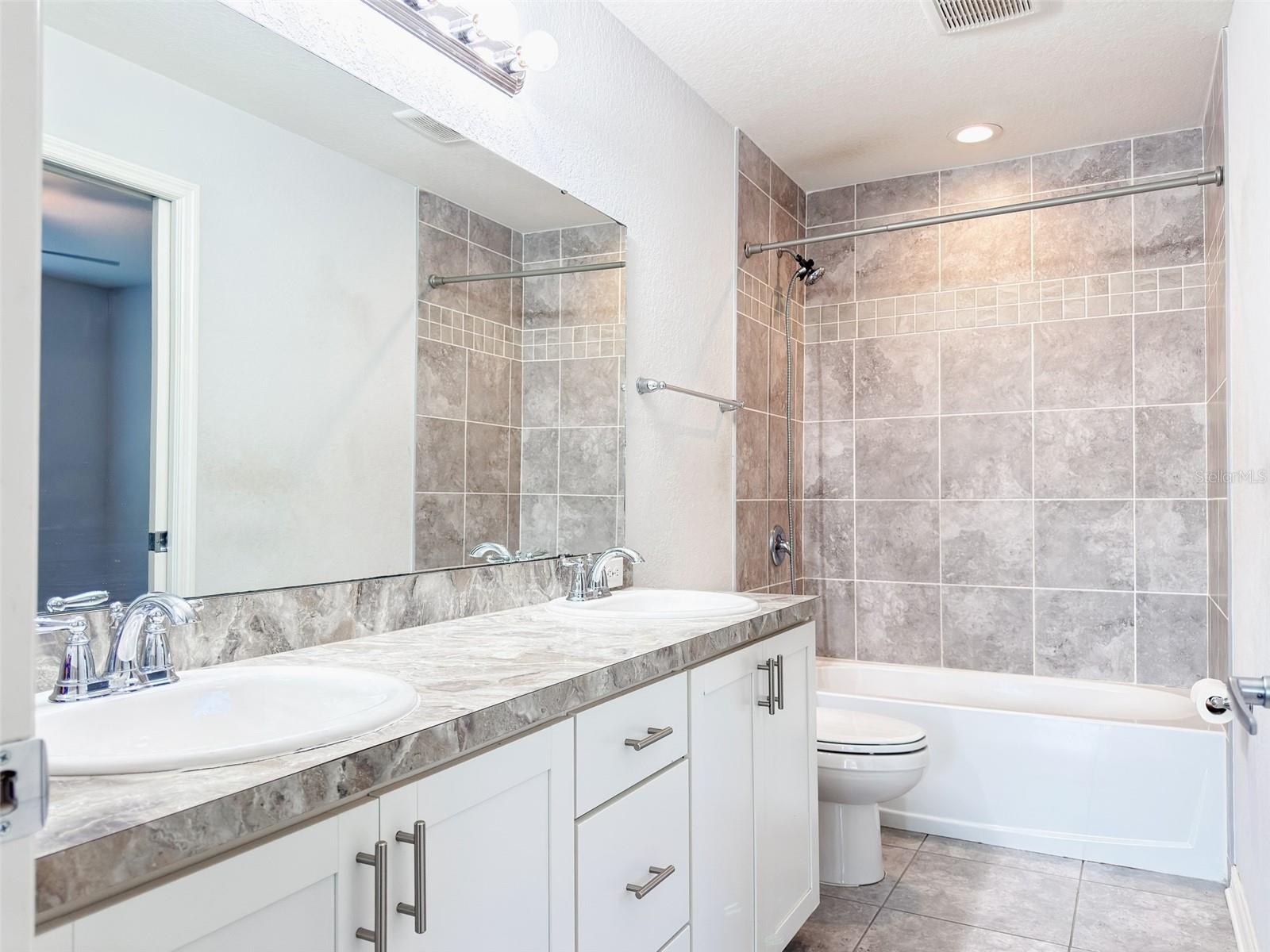 1097 Grantham Dr Property Photo 31