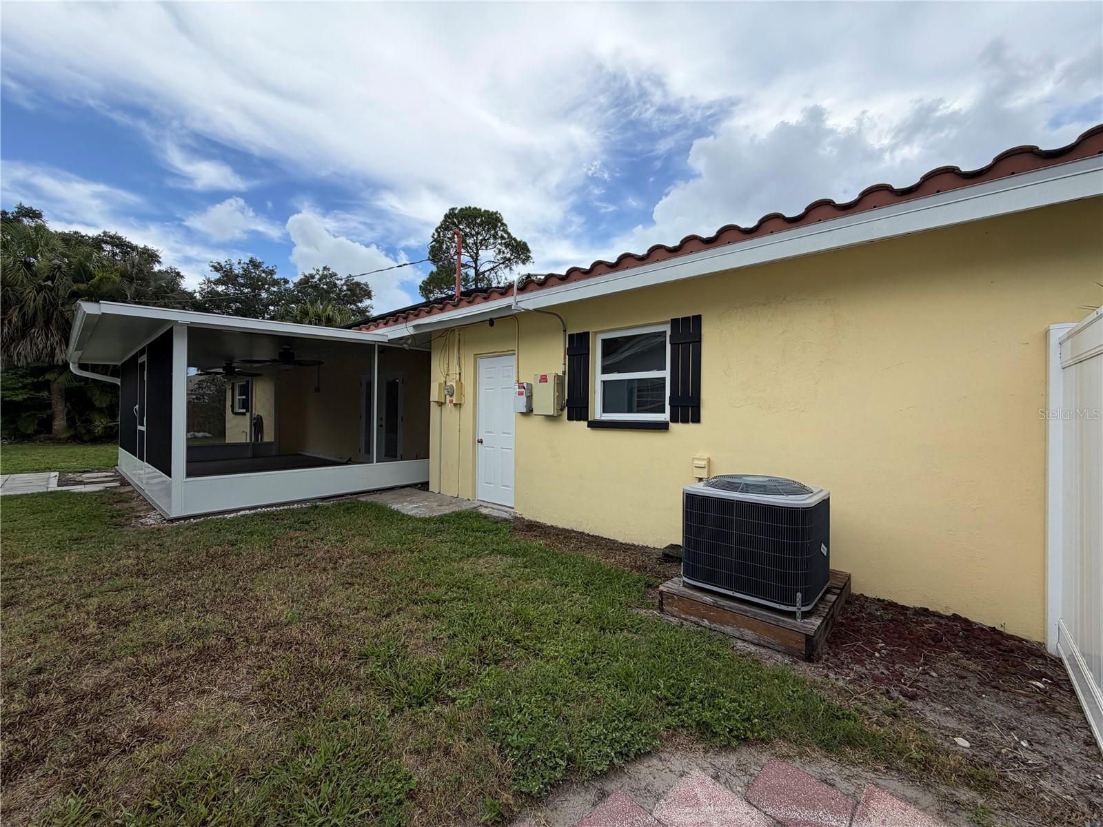 623 Palm Blvd Property Photo 5